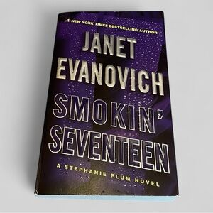 Smokin' Seventeen by Janet Evonovich (paperback)
